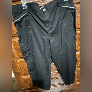 EVRI BLACK CAPRI PANTS 22W - NWOT
